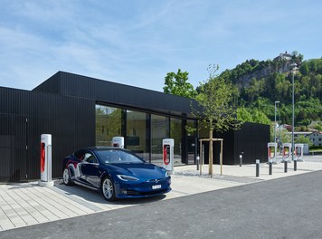 E-mobility Lounge - entrance with chargers