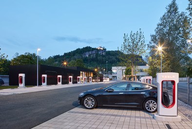 E-mobility Lounge - night shot