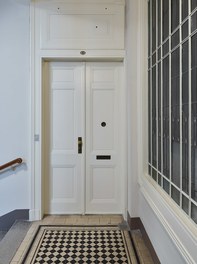 Conversion Residential House Porzellangasse - apartment door