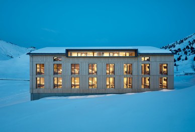 Teamhotel Salober - west facade at night